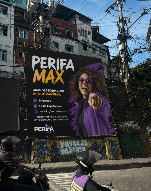 Peça publicitária da PerifaMAX instalada em território urbano